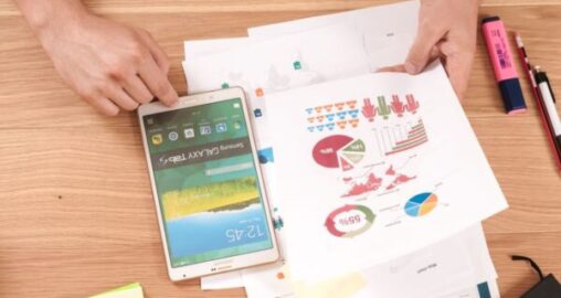 Based on Blue Vault data, which type of alts offering generated a higher average distribution rate in 2024: credit-focused interval funds or credit-focused tender offer funds?