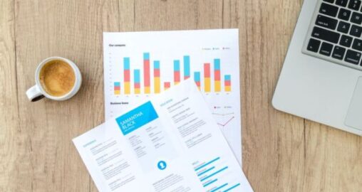 Based on Blue Vault data, which type of alts offering generated a higher average distribution rate in 2024: equity-focused interval funds or equity-focused tender offer funds?